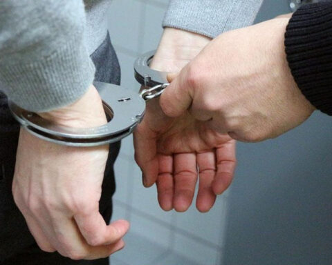 Сотрудник полиции Латвии арестован за смерть учителя во время праздника в Приекуле