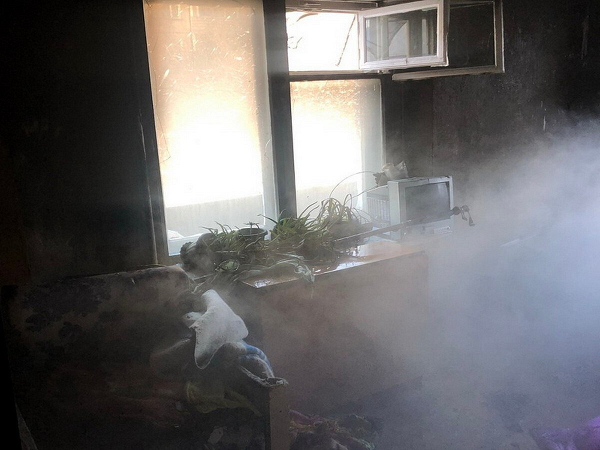 Спасатели извлекли человека из задымленной квартиры в Риге из-за неосторожности с едой