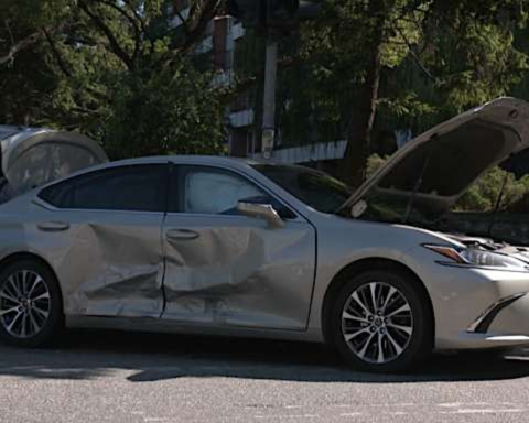 Столкновение автомобилей Lexus и BMW в Риге: причина ДТП остаётся неясной