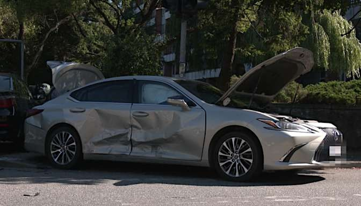 Столкновение автомобилей Lexus и BMW в Риге: причина ДТП остаётся неясной