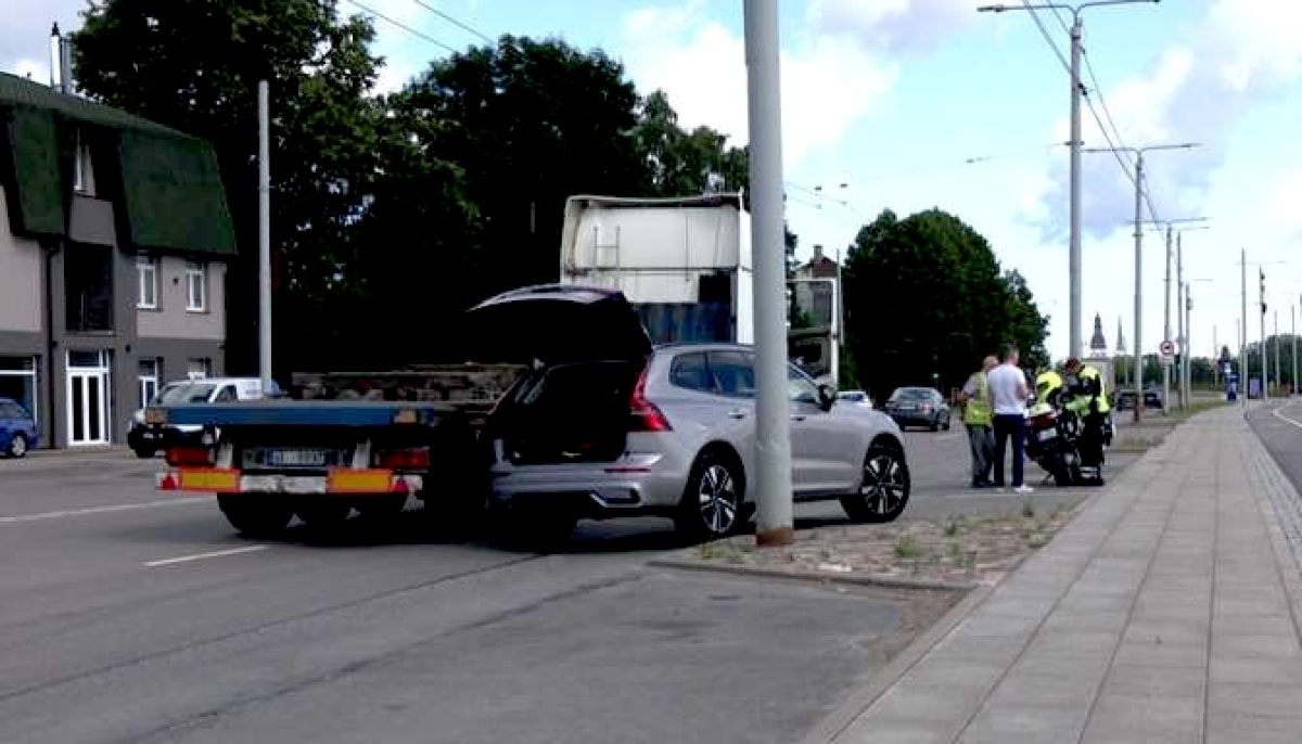 Столкновение грузовика и Volvo у Мукусальского круга в Риге: водителям напомнили о мертвых зонах