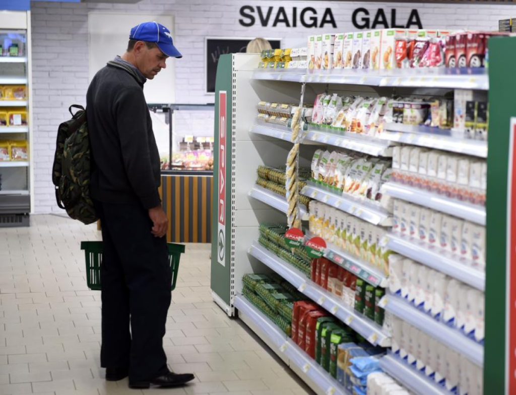 Торговцы Латвии объяснили влияние цен на продукты ростом затрат на логистику и сезонным предложением