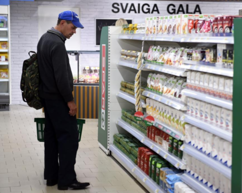 Торговцы Латвии объяснили влияние цен на продукты ростом затрат на логистику и сезонным предложением