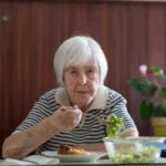 Ученые установили: отказ от мяса снижает шансы дожить до 100 лет на 19%