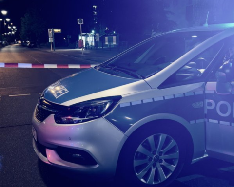 В Берлине мужчина захватил заложницу в супермаркете, полиция проводит операцию