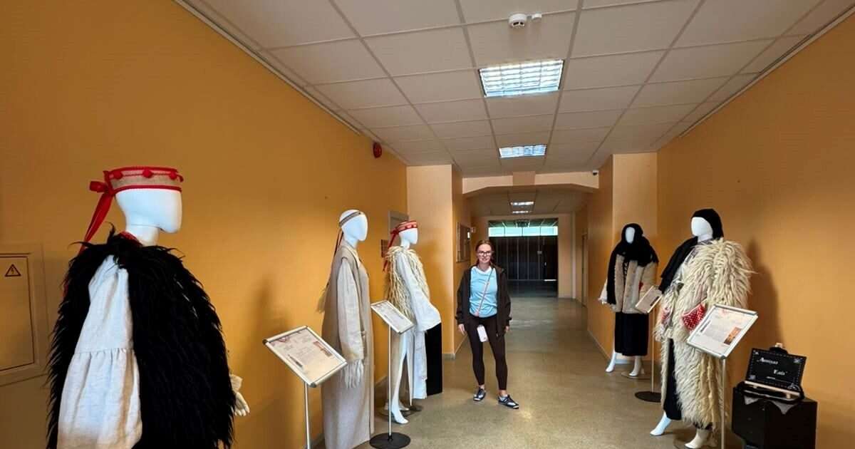 В Даугавпилсе представлена выставка одежды Олены Риуминой «Код памяти»