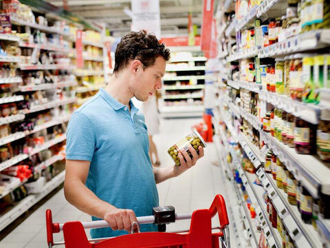 В Латвии цены на продукты меняются из-за затрат на топливо и поступления сезонного урожая