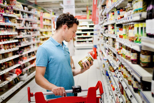 В Латвии цены на продукты меняются из-за затрат на топливо и поступления сезонного урожая