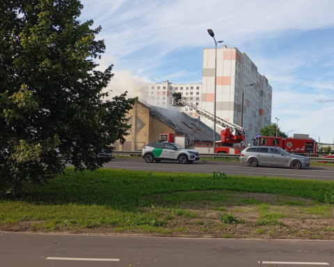 В Риге пожарные продолжают тушение огня в заброшенном здании в Плявниеках