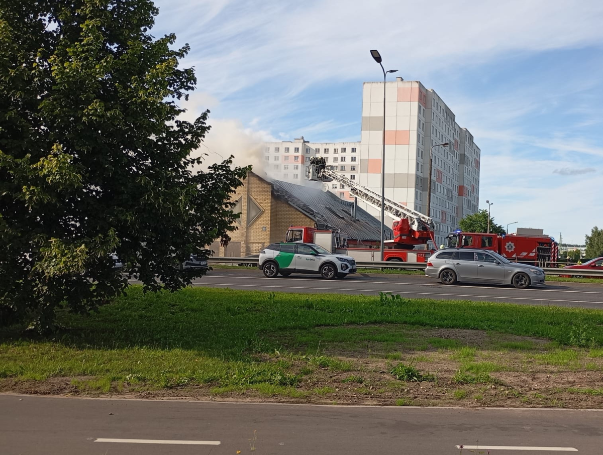 В Риге пожарные продолжают тушение огня в заброшенном здании в Плявниеках