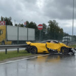 В Риге суперкар McLaren потерял управление и врезался в дорожное ограждение