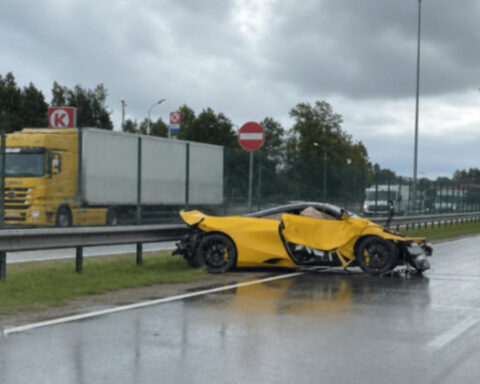 В Риге суперкар McLaren потерял управление и врезался в дорожное ограждение
