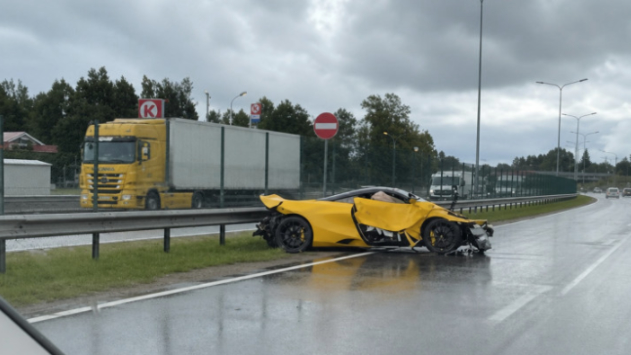 В Риге суперкар McLaren потерял управление и врезался в дорожное ограждение