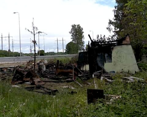 В Зиепниеккалнсе снова горят садовые домики: спасатели выезжали более десяти раз в этом году