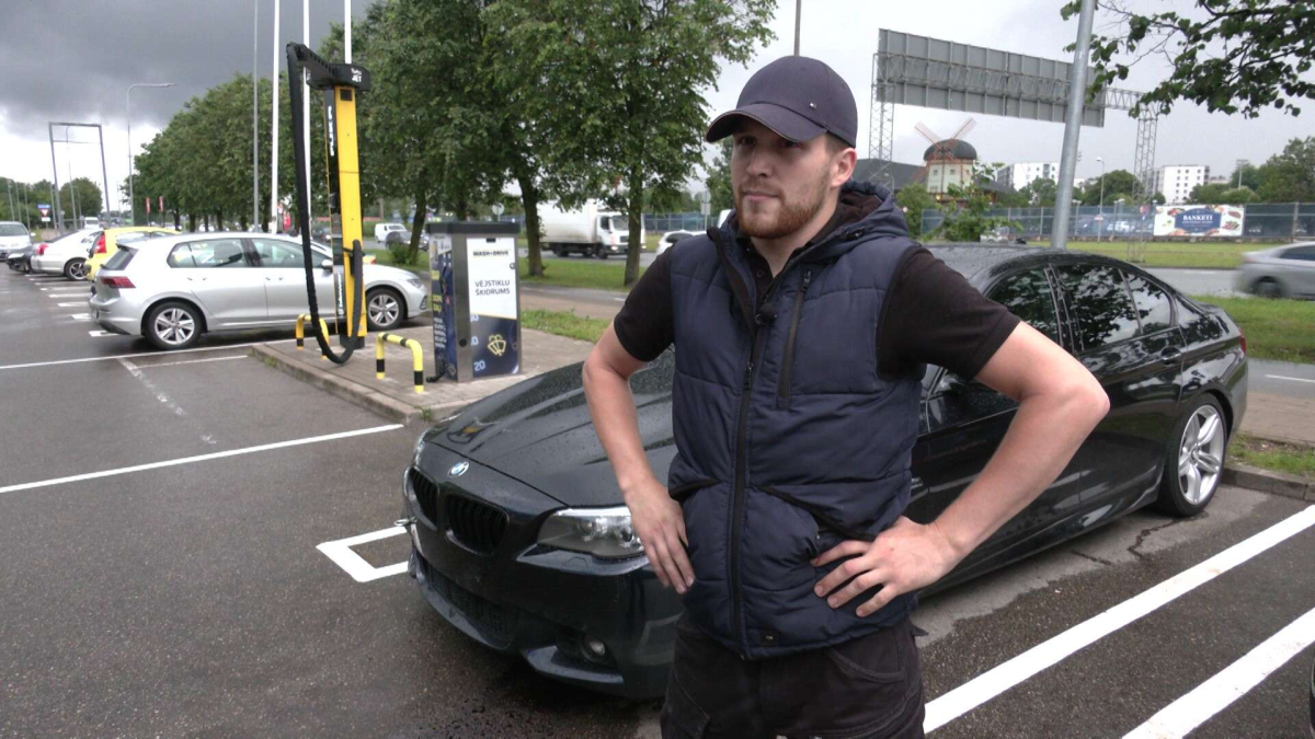 Владелец BMW требует компенсацию от Риги после затопления автомобиля во время сильного дождя