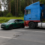 Водитель Mini Cooper пострадала в ДТП с грузовиком в Риге из-за "слепой зоны"