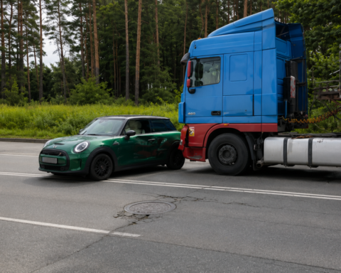 Водитель Mini Cooper пострадала в ДТП с грузовиком в Риге из-за "слепой зоны"