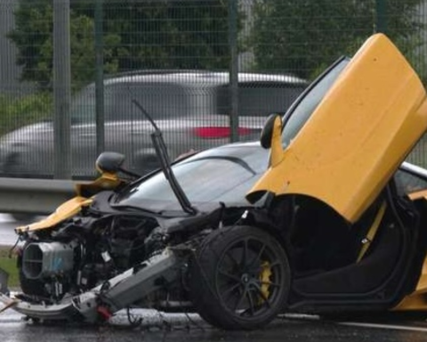 Водитель суперкара McLaren потерял управление на улице Карля Улманя в Риге
