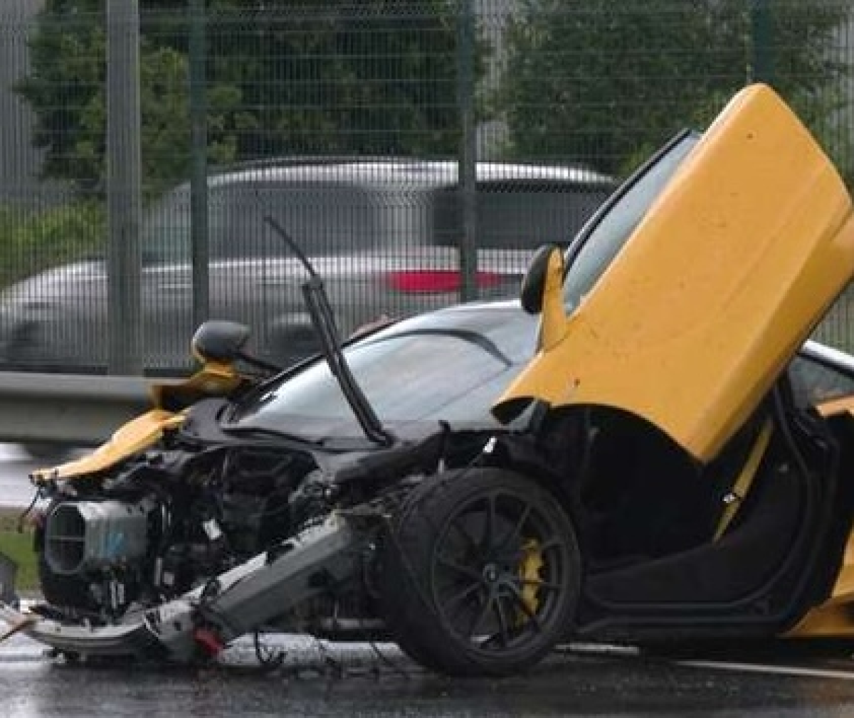 Водитель суперкара McLaren потерял управление на улице Карля Улманя в Риге