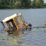 Водитель трактора погиб в результате съезда в пруд в Латгалии
