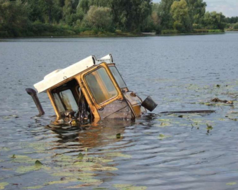 Водитель трактора погиб в результате съезда в пруд в Латгалии