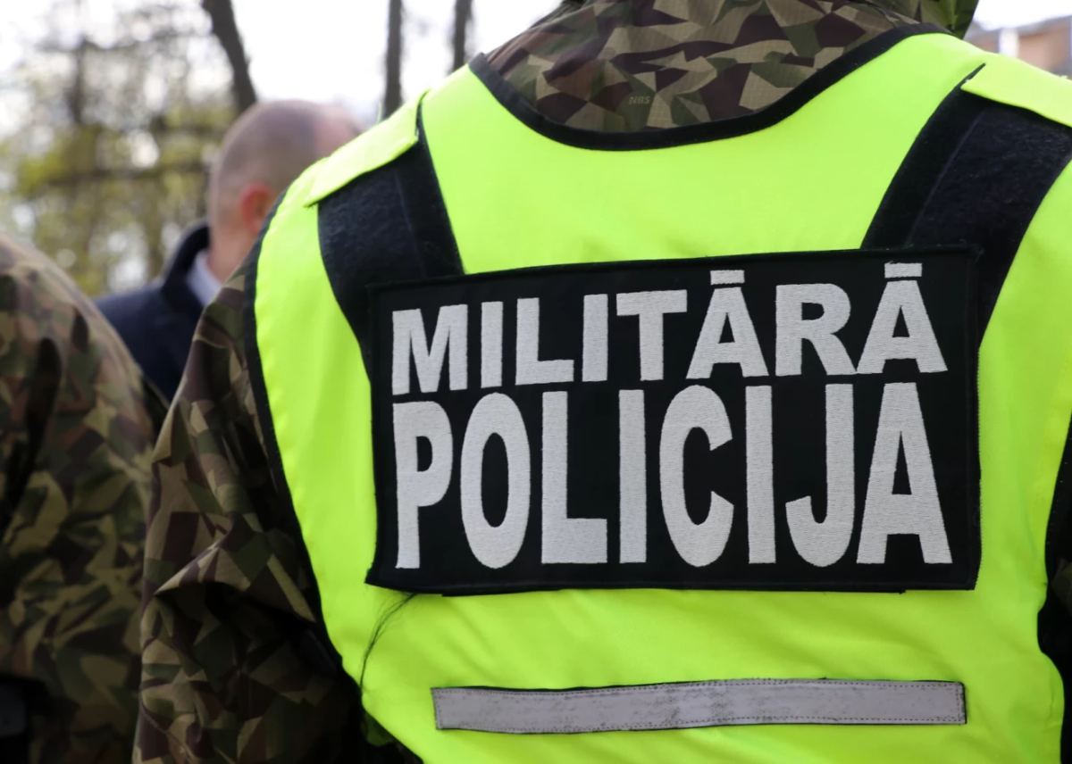 Военная полиция Латвии расследует дело о ранении женщины с пулей в спине