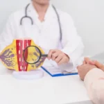 Врач объясняет, как ген BRCA1 повышает риск наследственного рака в Латвии