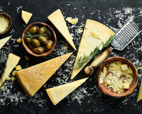 Жара и засуха в Италии приводят к росту цен на сыр Parmigiano Reggiano