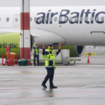 airBaltic не может вернуть кредит, правительство обсуждает финансовую поддержку компании