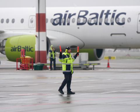 airBaltic не может вернуть кредит, правительство обсуждает финансовую поддержку компании