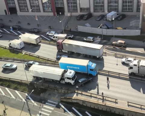 Авария с грузовиками блокирует движение на Густава Земгала гатве в Риге