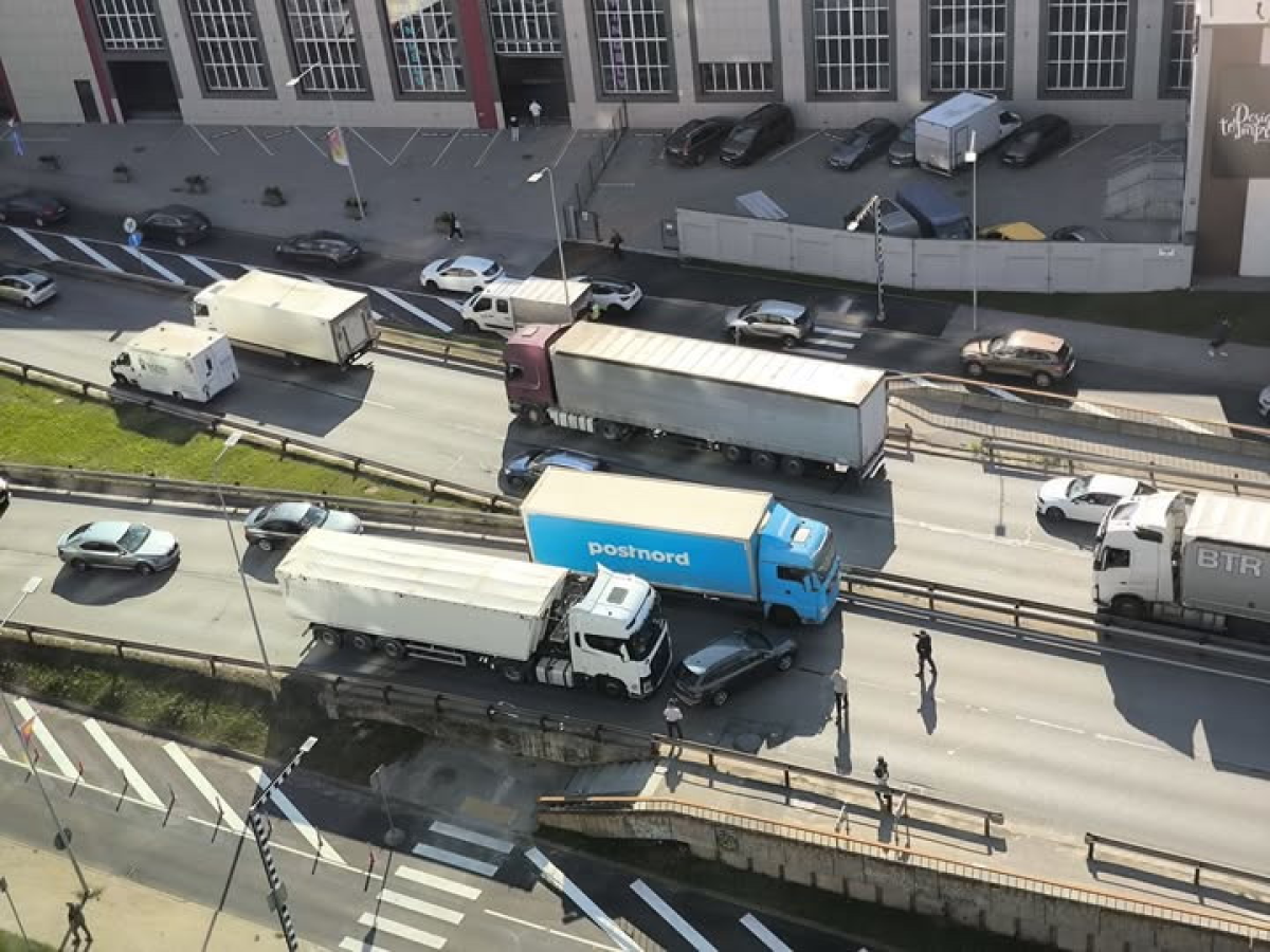 Авария с грузовиками блокирует движение на Густава Земгала гатве в Риге