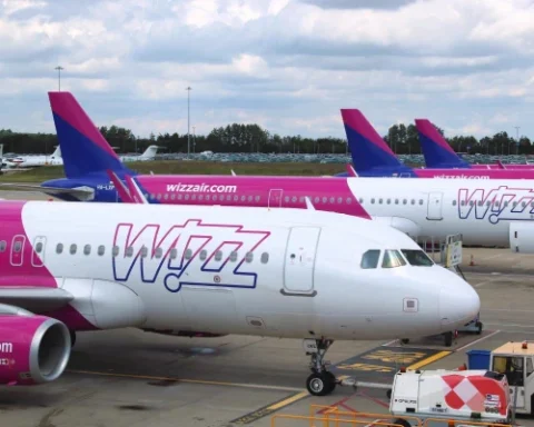 Авиакомпания Wizz Air начинает штрафовать пассажиров за подушки для шеи в ручной клади