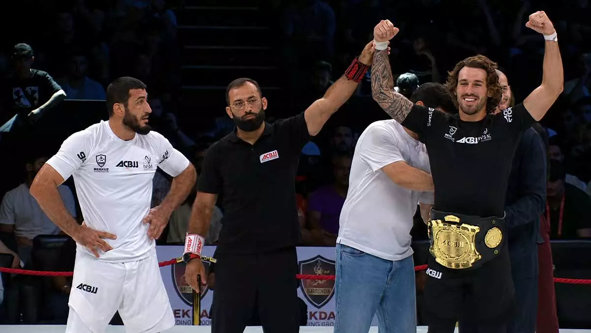 Брендан Аллен досрочно победил Магомедрасула Гасанова на турнире ACBJJ 22 в Стамбуле