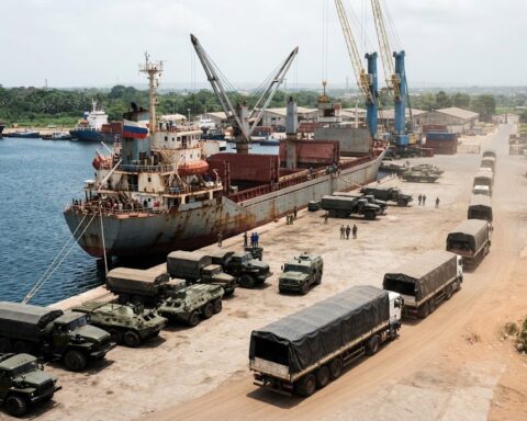 Российское подсанкционное судно доставило военную технику в Мали через Того