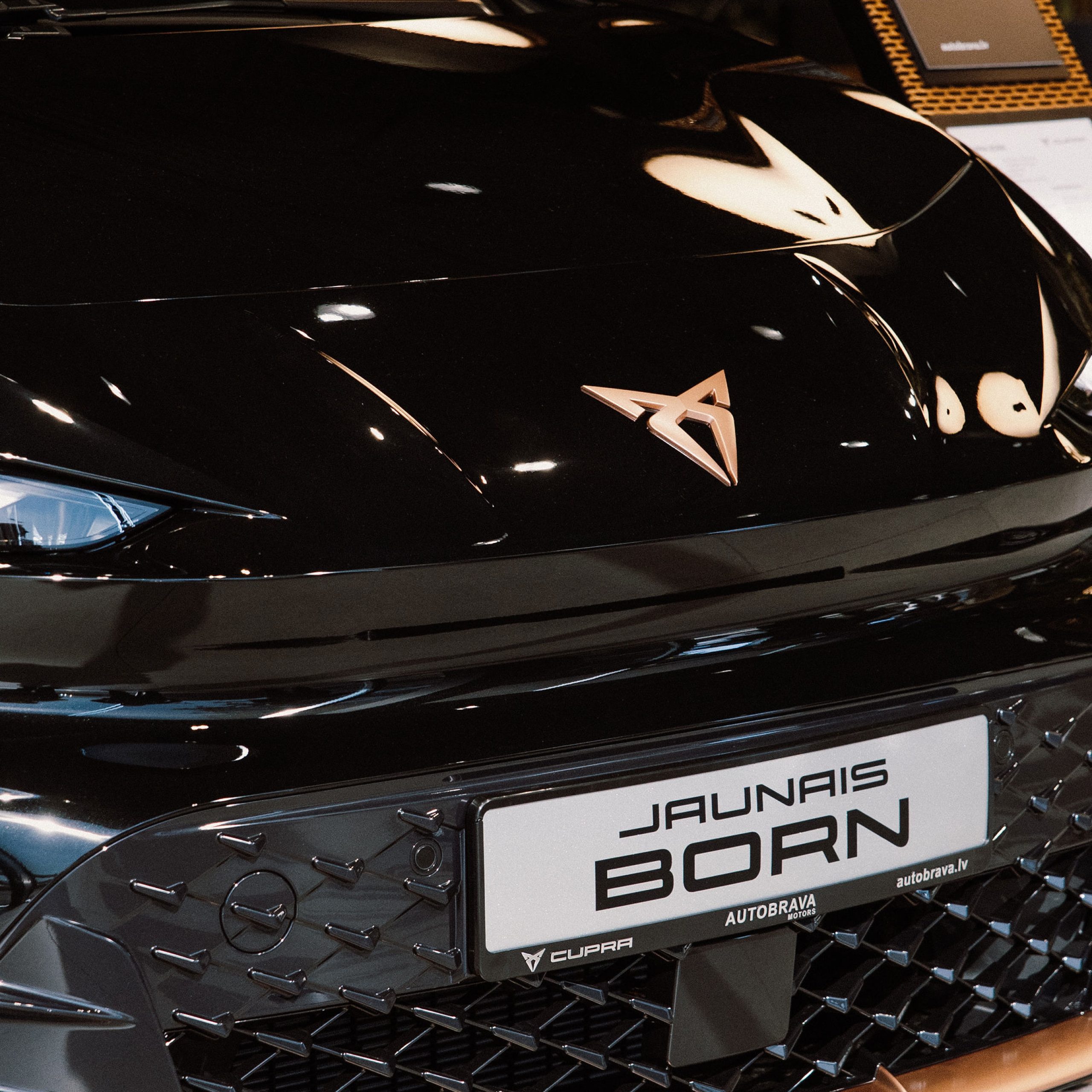 CUPRA представила обновленный Born в Латвии