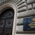 Депутаты Латвии продолжают получать высокие зарплаты на фоне растущих цен и бедности населения