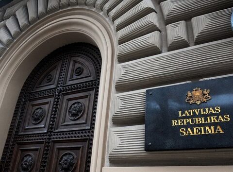 Депутаты Латвии продолжают получать высокие зарплаты на фоне растущих цен и бедности населения