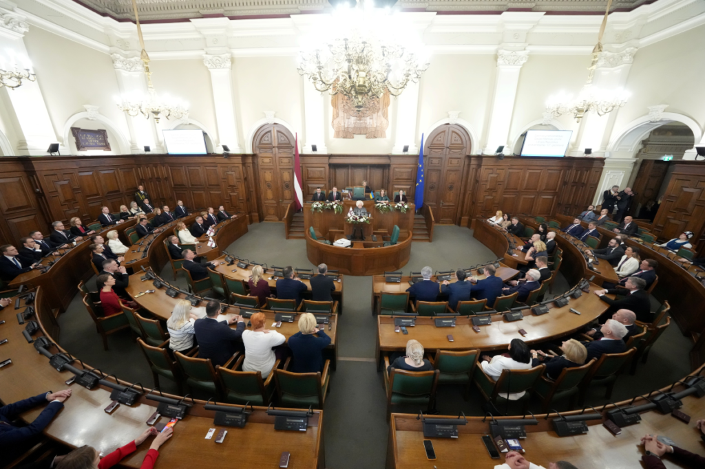 Депутаты Сейма Латвии обсуждают долгую повестку дня в формате внеочередного заседания