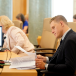 Депутаты Сейма требуют отставки министра внутренних дел Яниса Домбравы из-за закрытия пограничного пункта