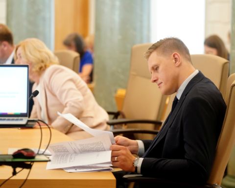 Депутаты Сейма требуют отставки министра внутренних дел Яниса Домбравы из-за закрытия пограничного пункта