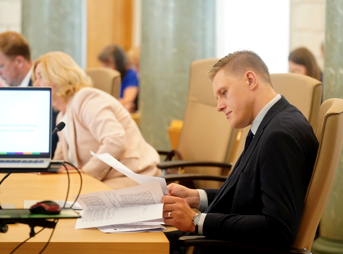 Депутаты Сейма требуют отставки министра внутренних дел Яниса Домбравы из-за закрытия пограничного пункта
