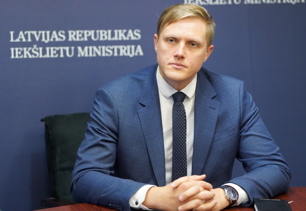 Домбрава критикует миграционную политику Испании в письме главе МВД Мадрида