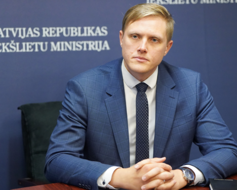 Домбрава критикует миграционную политику Испании в письме главе МВД Мадрида