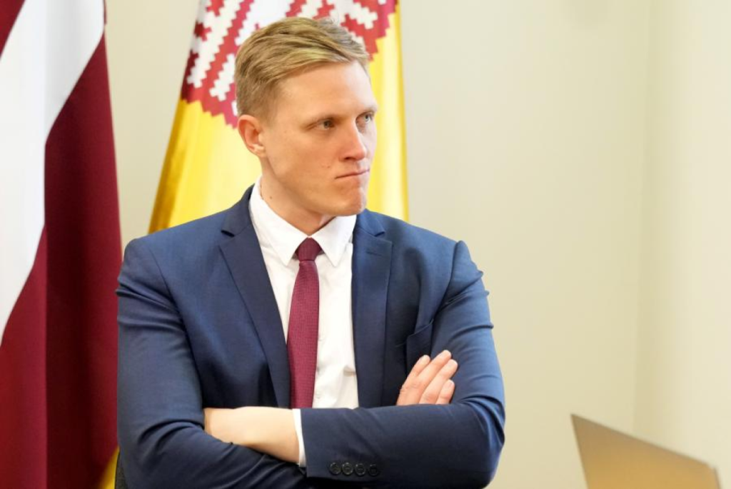 Домбрава раскритиковал латвийский бизнес за использование дешевой иностранной рабочей силы