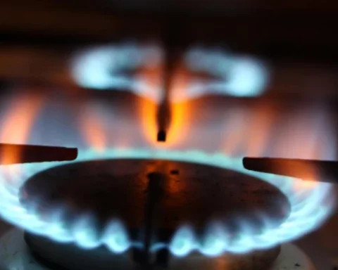 Экономист предупреждает о задержке роста цен на газ в Латвии из-за тарифов