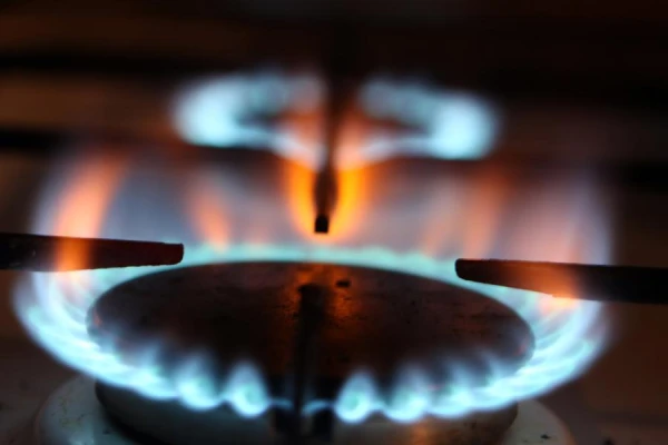 Экономист предупреждает о задержке роста цен на газ в Латвии из-за тарифов