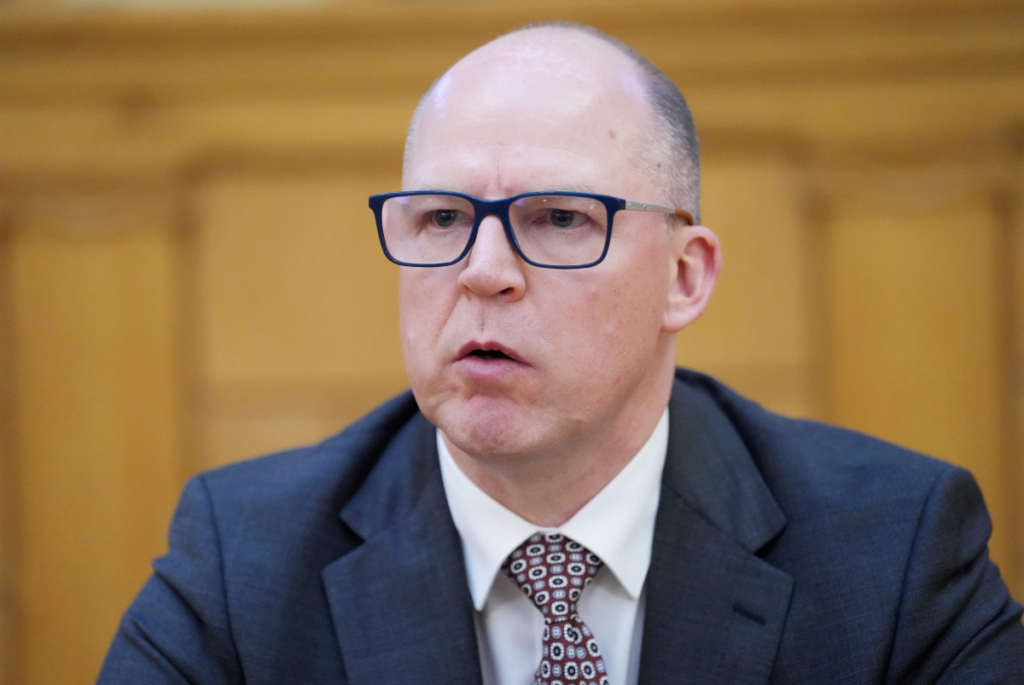 Генпрокурор Латвии оспорил в Конституционном суде решения правительства по делу лесопромышленников