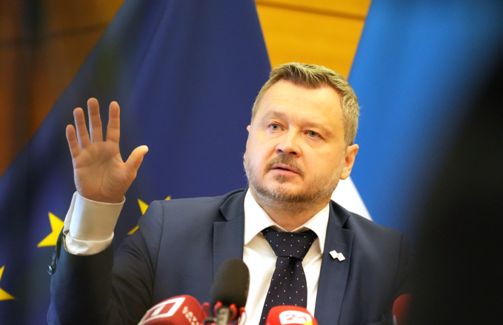 Гиртс Лапиньш предупреждает о миграционной угрозе после событий в Испании