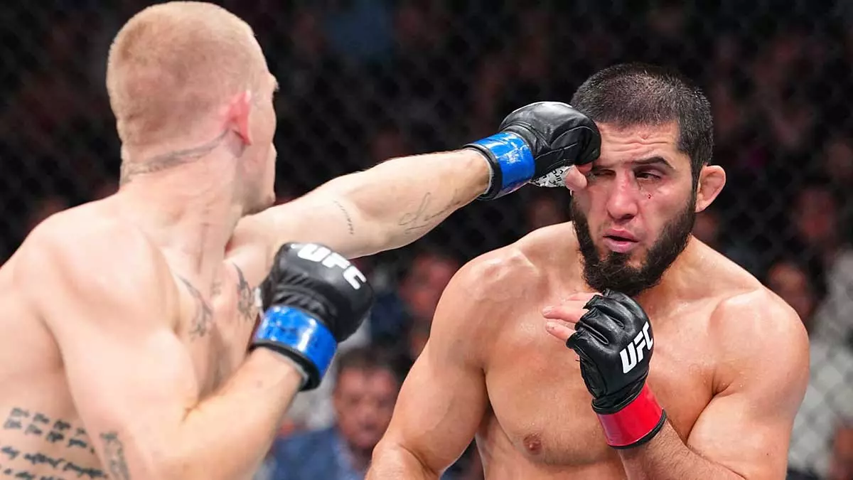 Ислам Махачев защитил титул UFC, победив Йена Гэрри с ударом головой в четвёртом раунде